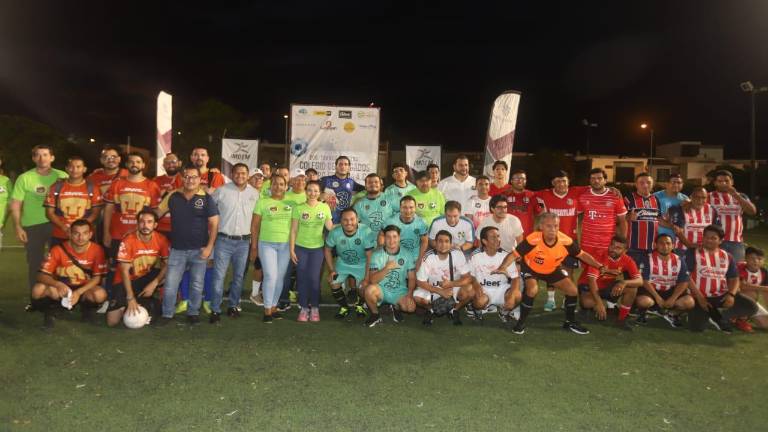 Los participantes posan en el campo.
