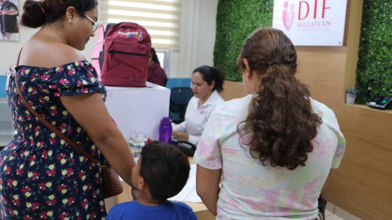 En el DIF Municipal de Mazatlán inició la entrega de mochilas para niñas y niños.