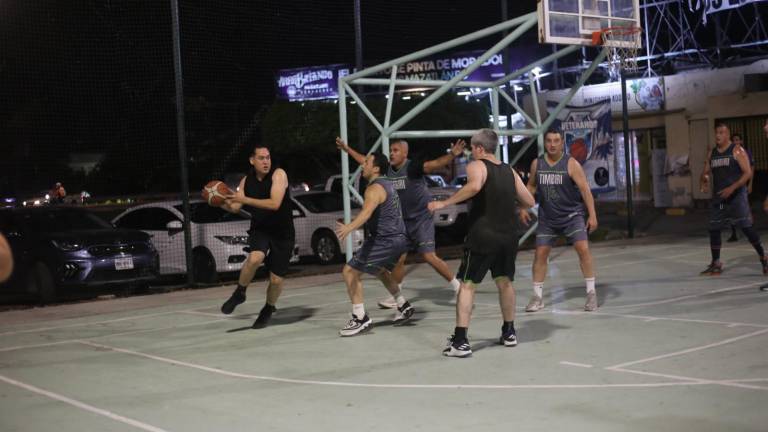 Intensos duelos hay en la cancha del Infonavit Playas.
