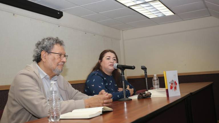 Karina Castillo presenta su novela “Alma Fría”, ante alumnos de la UAS, aquí esta acompañada del maestro Élmer Mendoza.