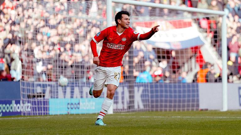 Hirving “Chucky” Lozano celebra su anotación.