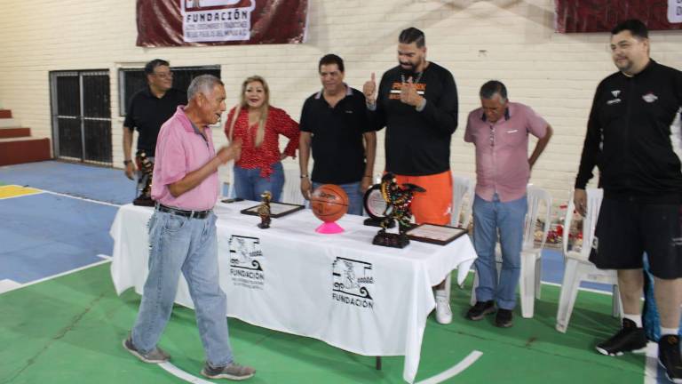 Manuel Enrique Núñez Moreno se emociona al convivir con uno de sus ídolos deportivos, Horacio Llamas.