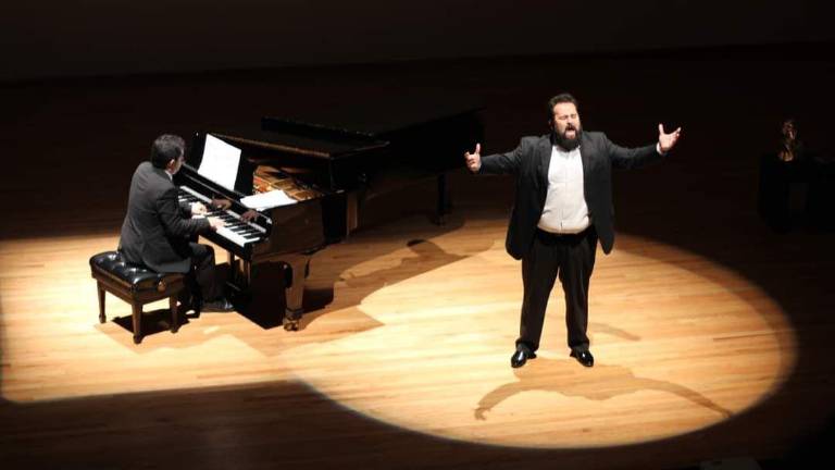 Tenor Jorge Echeagaray.