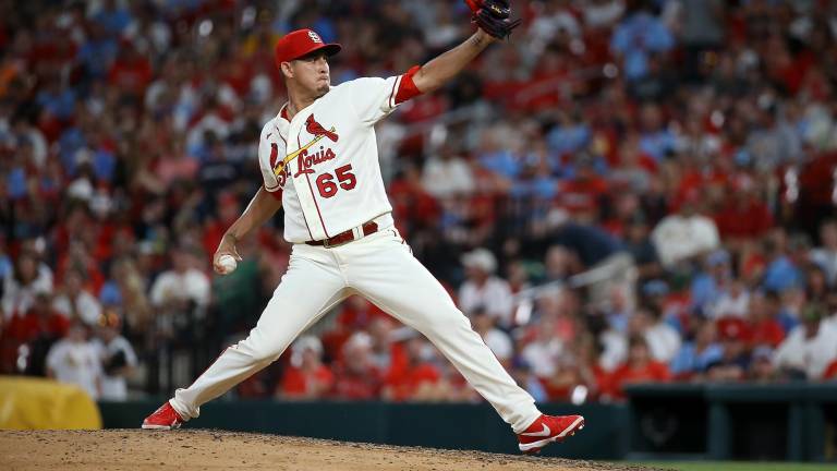 El mexicano Giovanny Gallegos cargó con el descalabro por los Cardenales.