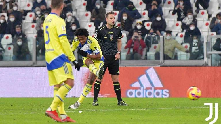 El colombiano Juan Guillermo Cuadrado marca uno de los goles de la Juventus.