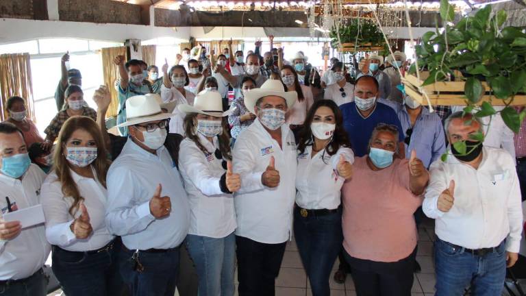 Faustino Hernández Álvarez, candidato a la Alcaldía de Culiacán, en un evento en El Conchal, Culiacán.