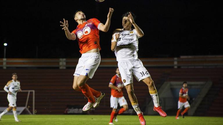 Luis Madrigal y Aarón Mejía disputan el esférico.