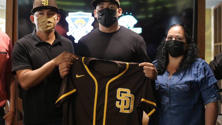 Óliver Carrillo Beltrán estampó su firma con los Padres de San Diego.