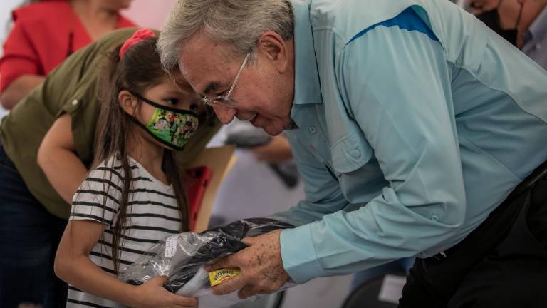 El Gobernador Rubén Rocha Moya inició oficialmente el programa de uniformes y útiles escolares.