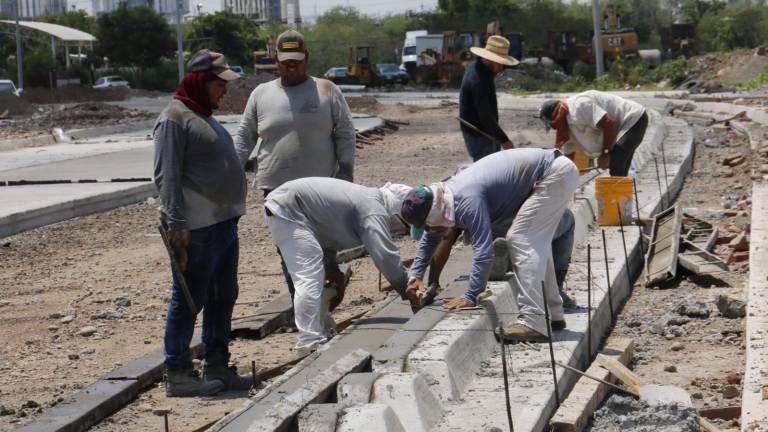 Los obreros y trabajadores de la construcción constantemente están expuestos a los rayos del sol, lo que aumenta la posibilidad de que sufran golpes de calor.