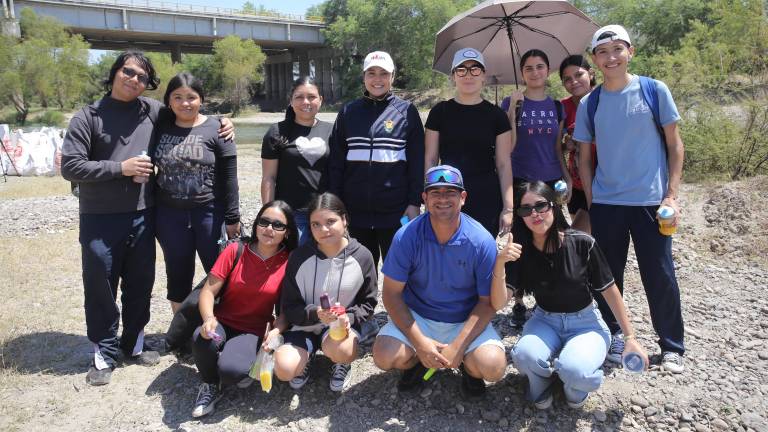 Chicos de la Preparatoria de la UAS de Villa Unión se unieron a la causa.