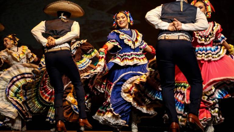 La Compañía Folclórica Sinaloense es dirigida por Olimpia Chávez.