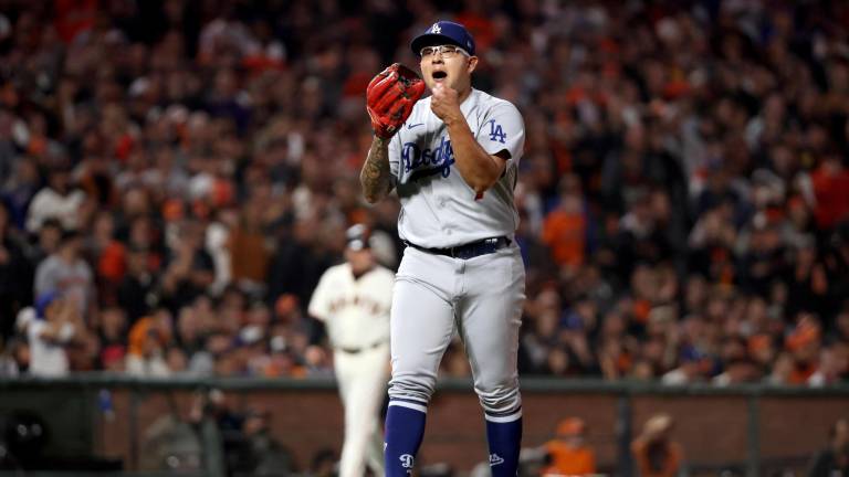 Julio Urías lanzó cuatro episodios y se fue sin decisión.