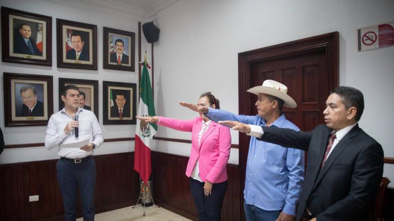Los regidores suplentes rinden protesta.