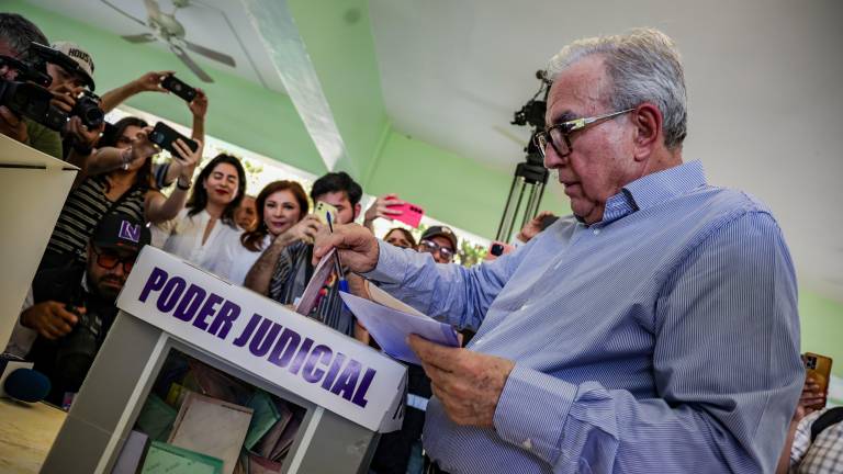 El Gobernador Rubén Rocha Moya ya emitió su voto al Poder Judicial este 1 de junio.