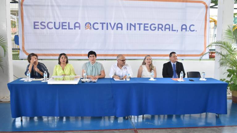Directivos de La Escuela Activa Integral encabezan el evento del 51 aniversario.