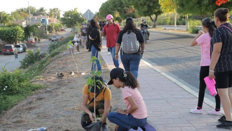 Niños y niñas voluntarios participaron sembrando un árbol.