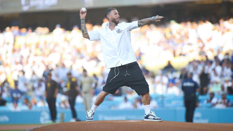 Sergio Ramos lanza la primera bola en Dodger Stadium.