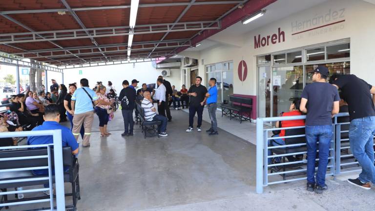 Familiares, amigos y compañeros de Ana Citlaly Zúñiga Martínez acuden a la funeraria donde son velados sus restos.
