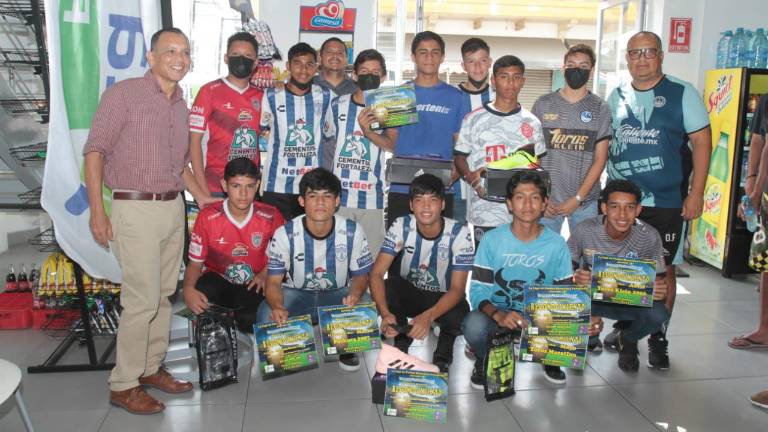 Los jugadores de la Juvenil B lucen sus premios.