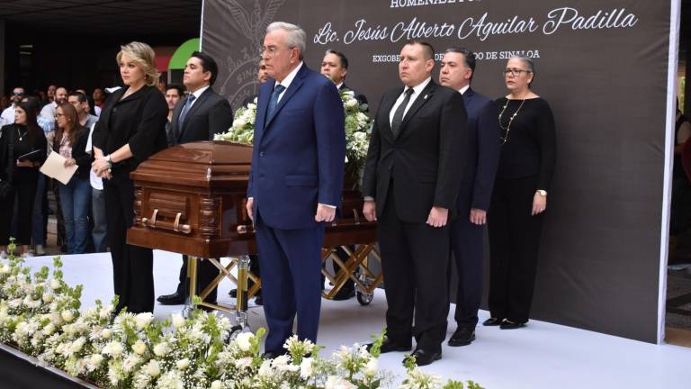 Rubén Rocha Moya dedicó algunas palabras al ex Gobernador Jesús Aguilar Padilla, y junto a funcionarios realizó una guardia de honor.