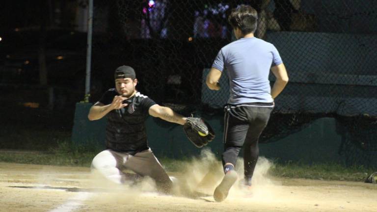 Buenos encuentros se observan en la Liga de Softbol Municipal.