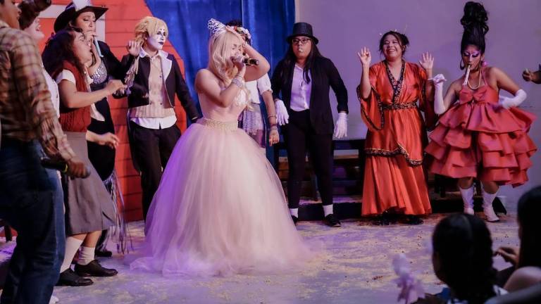 Los alumnos transformaron su examen final en un dinámico programa de karaoke en vivo.