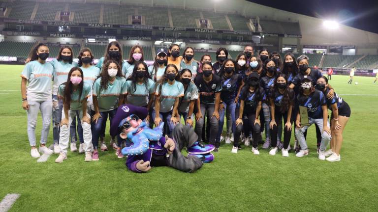 Leonas y Toros FC posan junto a Capitán Krak.