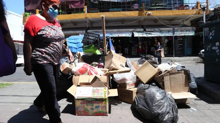 Basura acumulada frente al mercado Pino Suárez.