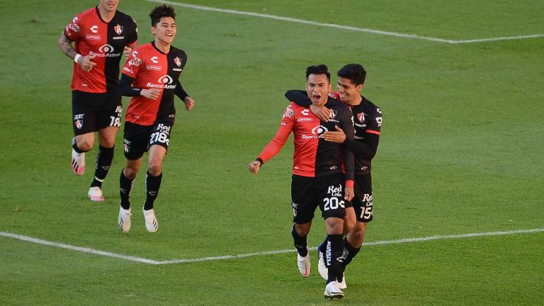 Juego a puerta cerrada entre Rojinegros del Atlas y FC Juárez, celebrado en el estadio Jalisco.