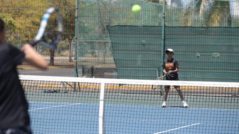 Las categorías infantiles toman parte en la competencia de manera recreativa.