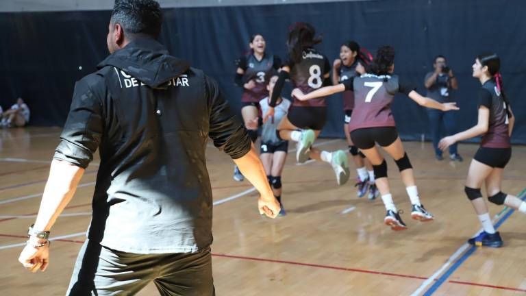 Las jugadoras de Guasave desatan su alegría tras obtener el triunfo en la final.