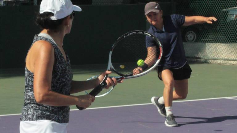 Norma Bañuelos y Lupita Medina ganan en la categoría 50 Años y Mayores Femenil.