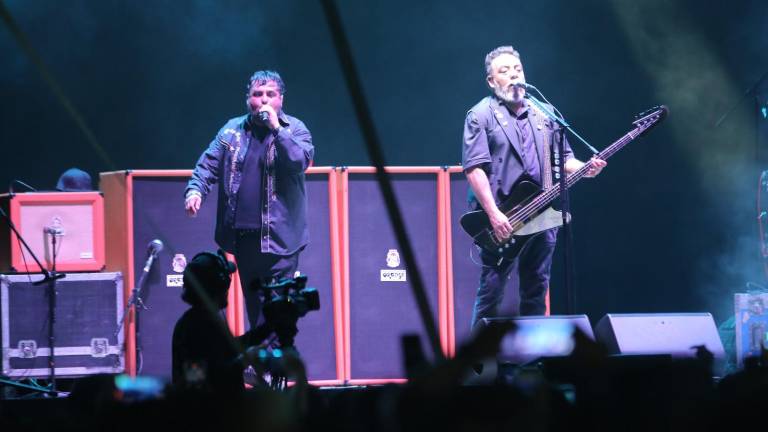 Con un video que recorre los 30 años de trayectoria de Molotov, el show se puso en marcha.