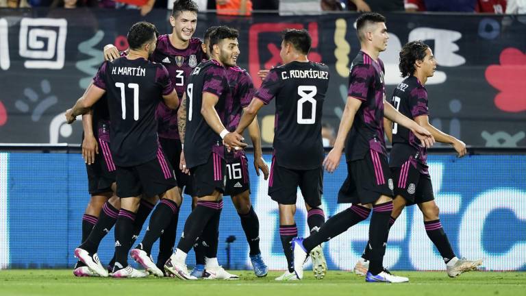 César Montes es felicitado por su gol.