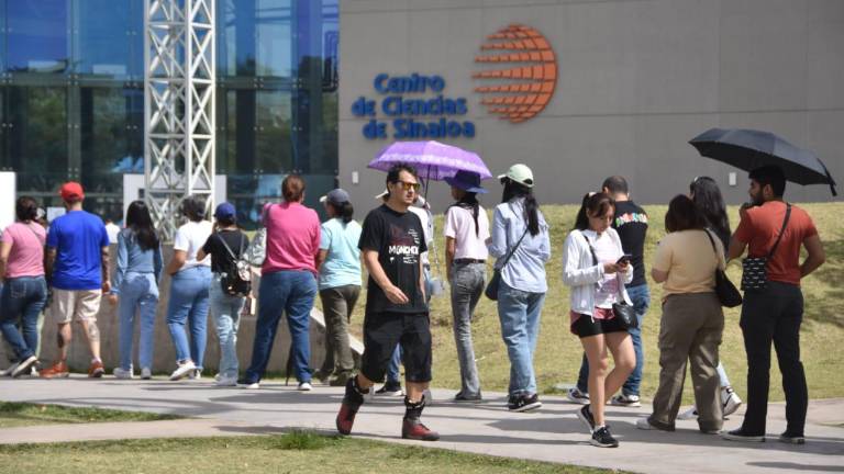 Las personas desde temprana hora empezaron a formar largas filas.