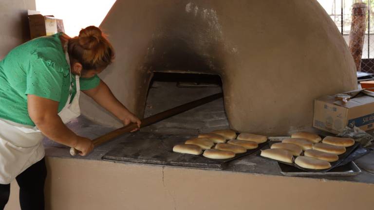 Romualda junto a sus sobrinas, hermana y cuñada elaboran las empanadas.