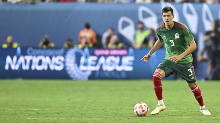 César Montes recibe tres partidos de sanción.