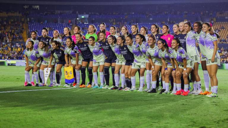 Las jugadoras de Tigres y de Real Madrid, previo al encuentro amistoso que se celebró en el Volcán.