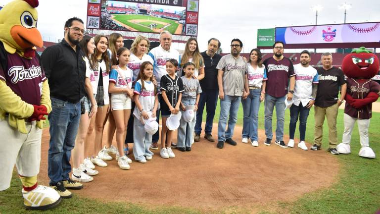 Autoridades estatales, municipales, funcionarios, y directivos de Tomateros de Culiacán encabezan el evento deportivo.