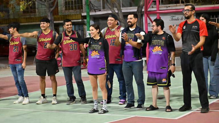 Jugadores y jugadoras rinden protesta en la inauguración del Torneo Wolves Basketball.