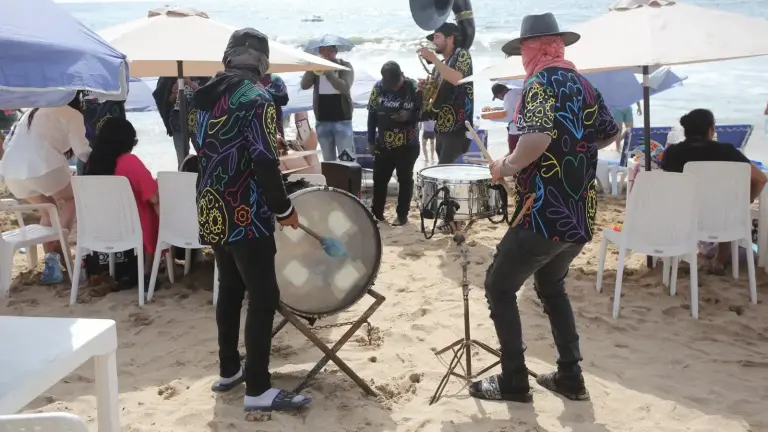El Sindicato de Trabajadores de la Música de Mazatlán informó que las bandas y grupos musicales podrán laborar durante Semana Santa en las playas de 12:00 a 19:00 horas.