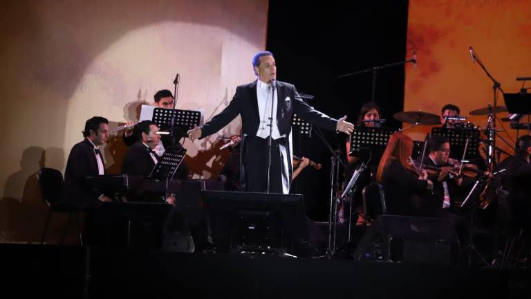 Fernando de la Mora le canta a la Reina de los Juegos Florales.