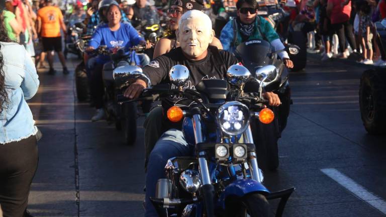 Las motos recorren el malecón mazatleco.