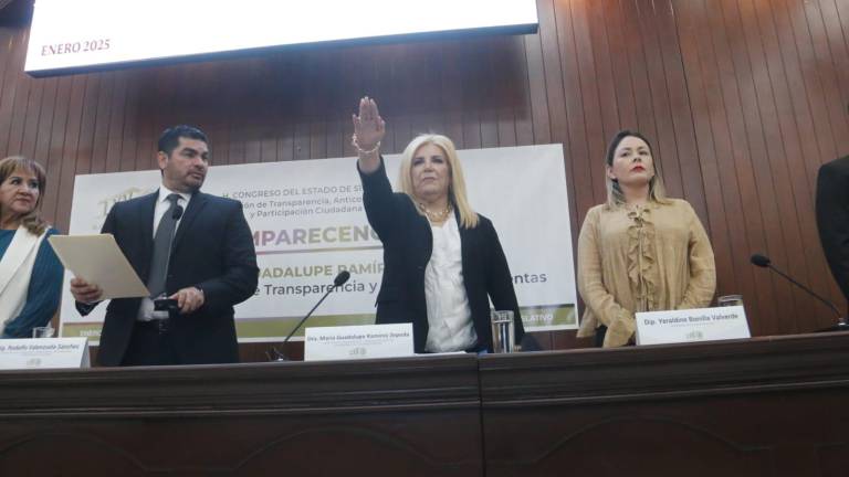La Secretaría de Transparencia, María Guadalupe Ramírez Zepeda, comparece ante el Congreso de Sinaloa.