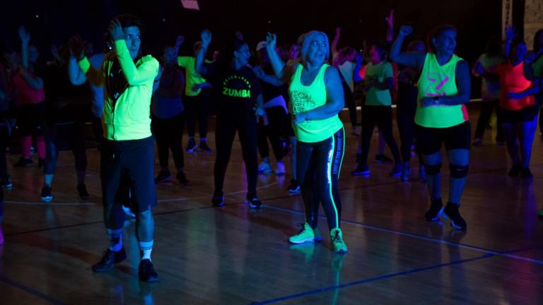 La clase de zumba se celebró en el Gimnasio María del Rosario Espinoza.