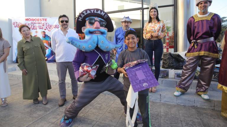 José Emmanuel recibió los regalos de Mazatlán FC de manos de Capitán Krak.