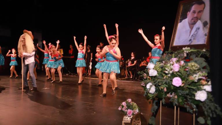 Diversas rondallas infantiles se presentaron en el evento, en donde lució sobre el escenario una imagen de Jesús Emilio Valenzuela.