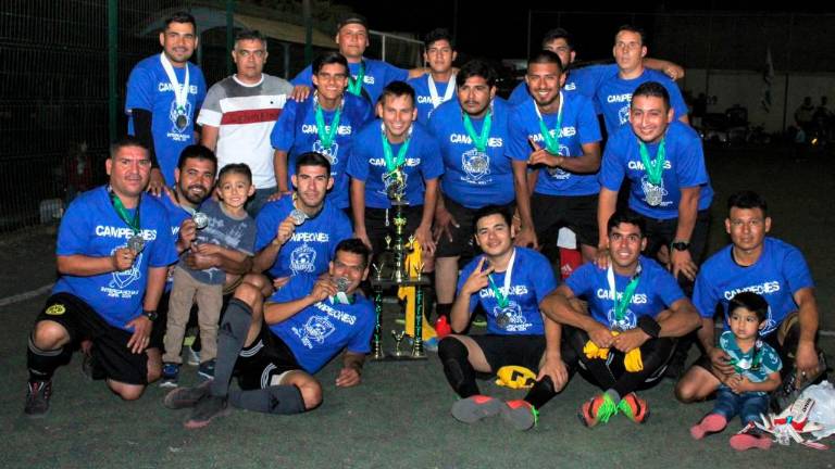 Auto Refrigeración Munich luce sus medallas y trofeo de campeón.