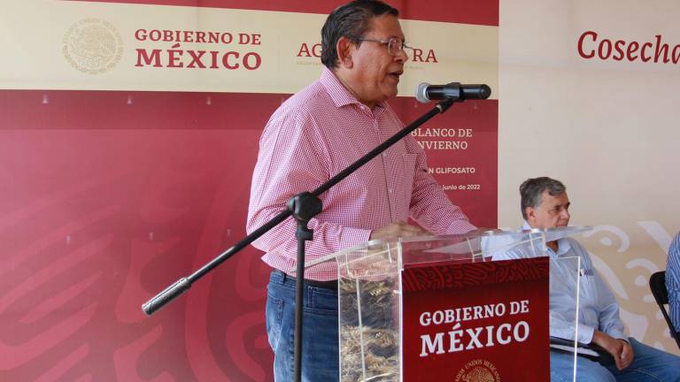 Jaime Montes Salas, Secretario de Agricultura estatal, informa sobre el bombardeo de nubes.
